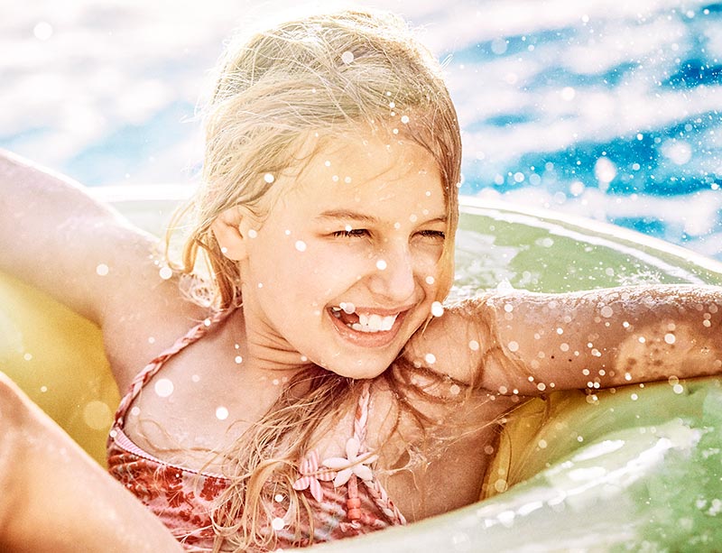 Mädchen im Schwimmbad Ahoi Rügen