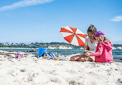 Mutter und Tochter am Strand auf Mönchgut