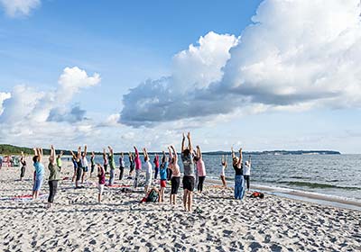 Yoga am Strand der Halbinsel Mönchgut