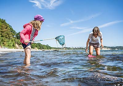 Zwei Mädchen im Meer auf Mönchgut