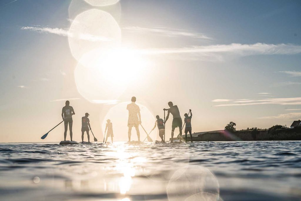 Klein Zicker Stand Up paddling auf dem Wasser