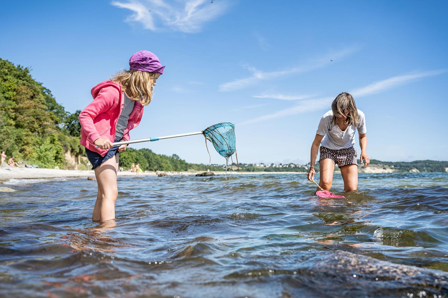 Zwei Mädchen spielen im Wasser