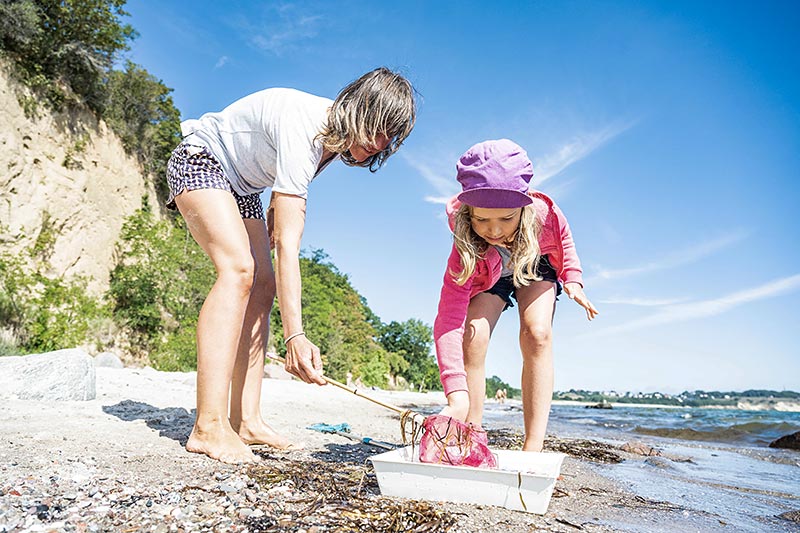 Zwei Mädchen spielen am Strand von Lobbe