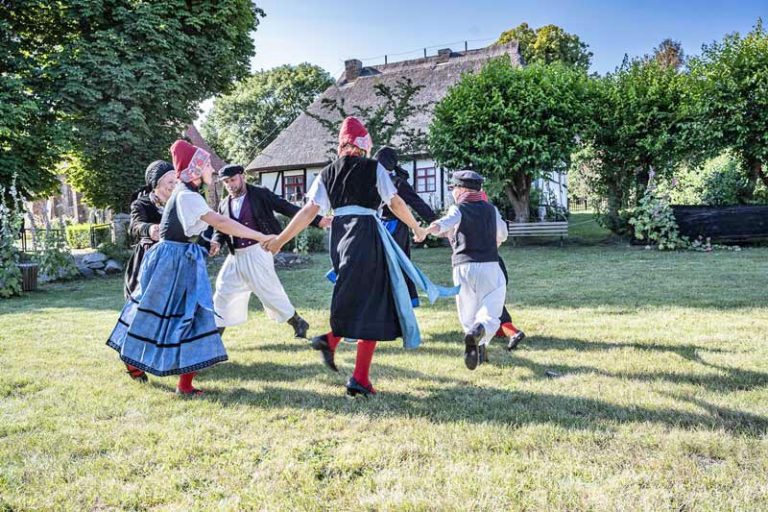 Tanzende Menschen in Middelhagen